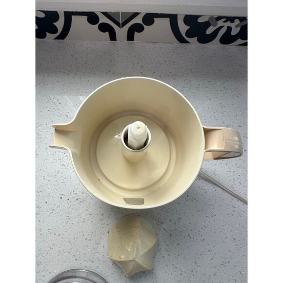 Vintage BETTY CROCKER ELECTRIC CITRUS JUICER Model BC-1473 24 OZS. AUTO REVERSE - Picture 5 of 6